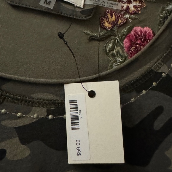 New PAPARAZZI Camo Embroidered  light  sweater Top - Picture 10 of 10